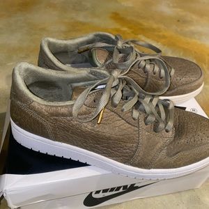 Air Jordan 1 Retro Low Swooshless